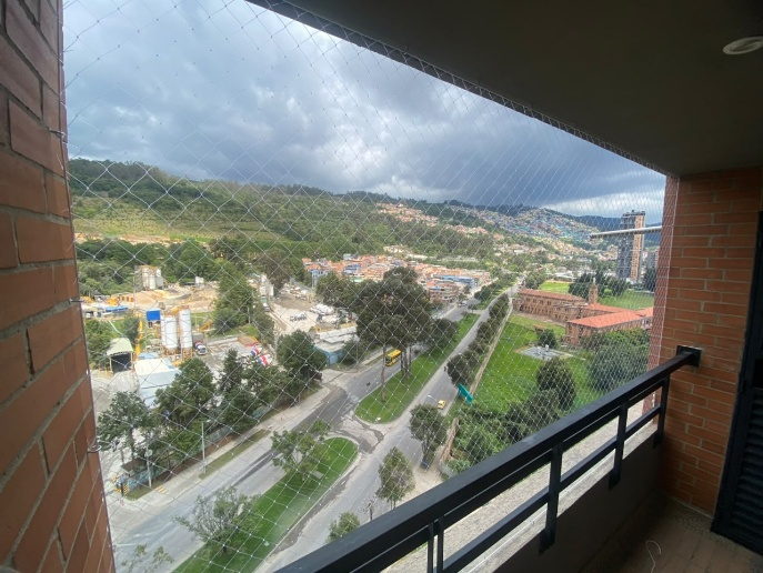 Balcon con malla de seguridad y vista a los cerros de Bogota