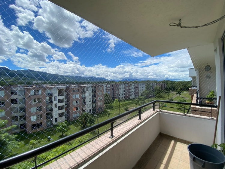 Terraza protegida con malla de seguridad y vista a las montañas